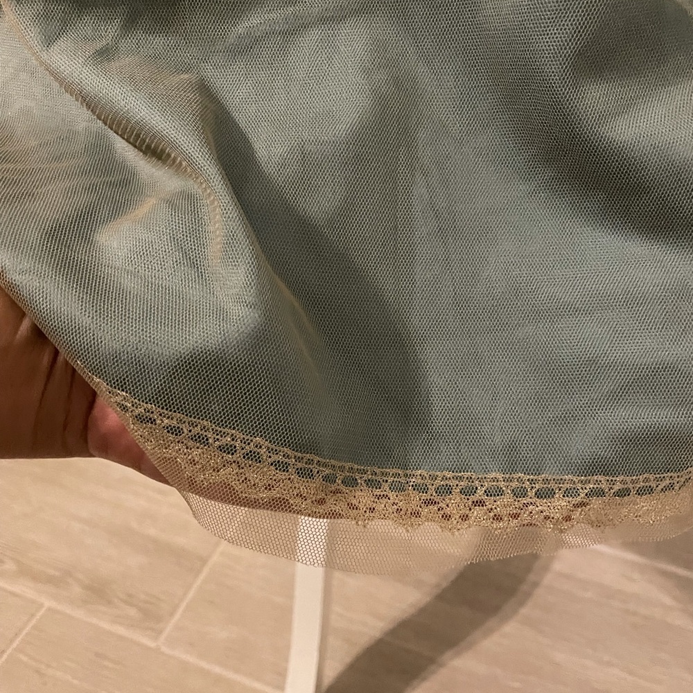 Left of Center Vintage Anthropologie
Worn Three Times
Teal/Gold Dress.
Size 4. - Picture 9 of 11